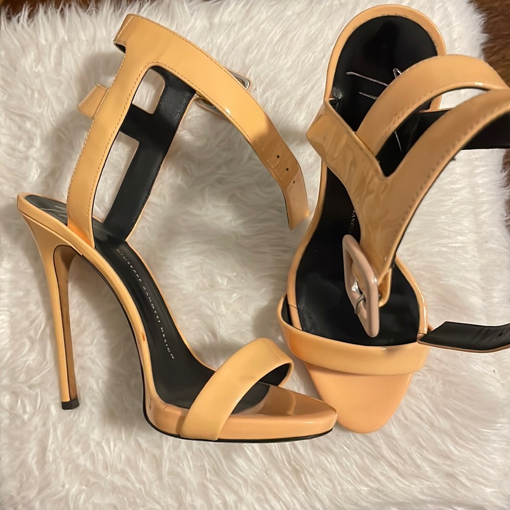Sleek heel